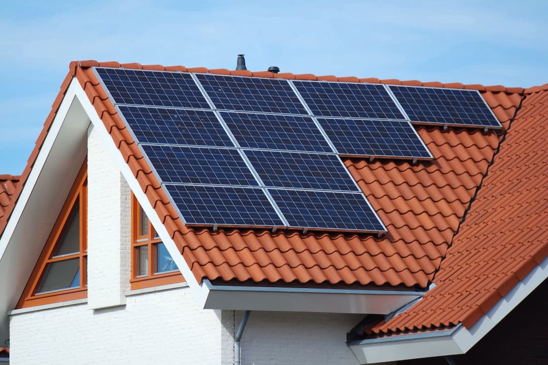 Dak met zonnepanelen